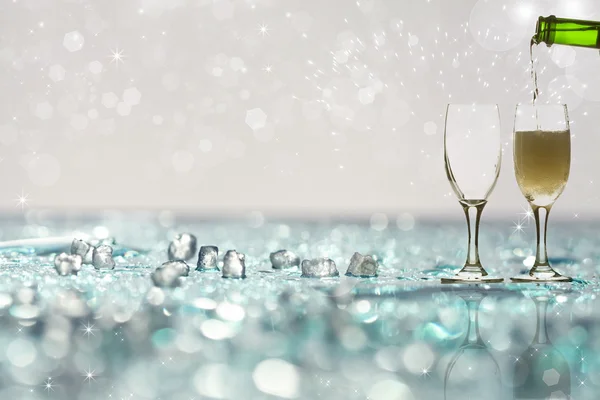Gieten champagne tegen vakantie lichten — Stockfoto