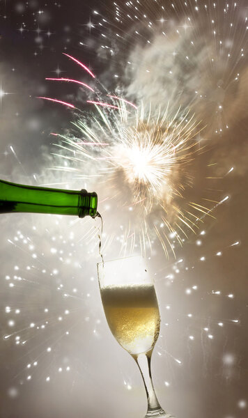 Выливание шампанского на праздничные огни
