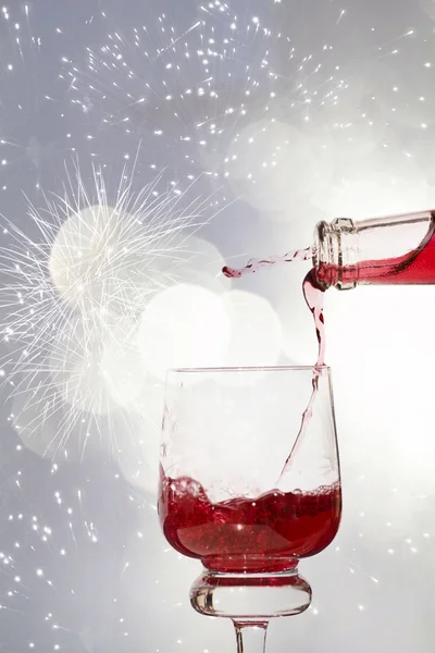 Rode wijn gieten om middernacht — Stockfoto