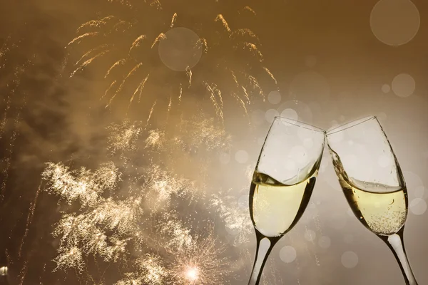 Glas champagne tegen vakantieverlichting — Stockfoto