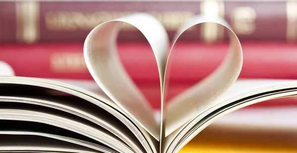 Heart shaped book pages — Stock Photo, Image