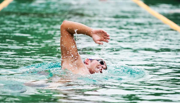 Perenang di kolam olimpik — Stok Foto