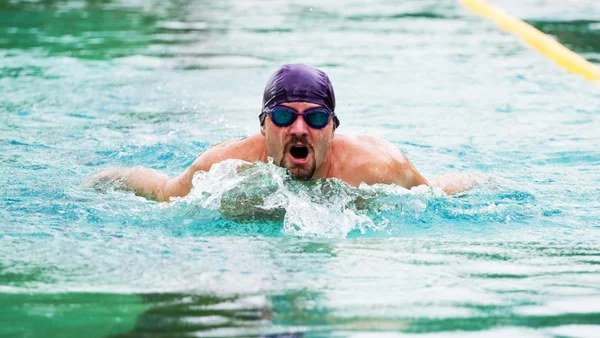 Swimmer performing the butterfly stroke — Stock Photo, Image