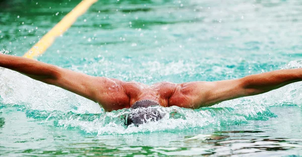 Swimmer performing the butterfly stroke — Stock Photo, Image