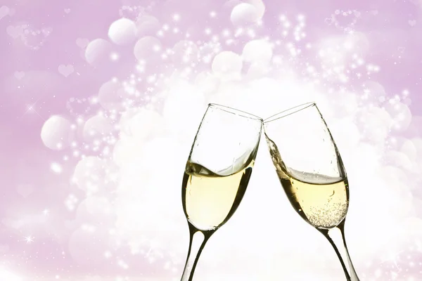 Dvě sklenice šampaňského na pozadí brillante — Stock fotografie