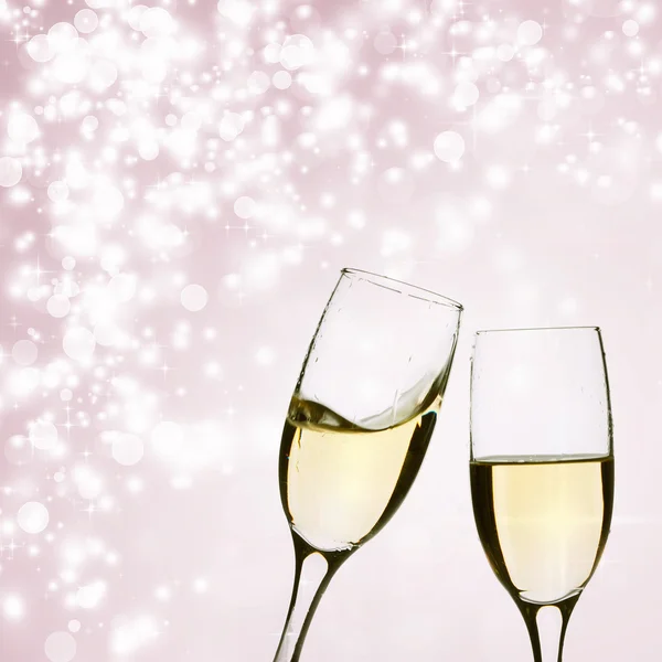 Dos copas de champán sobre fondo brillante — Foto de Stock
