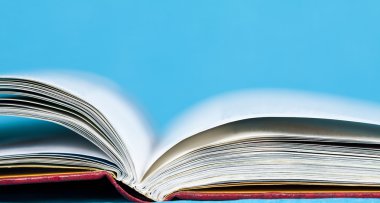 Açık kitap sayfalarında yakın çekim