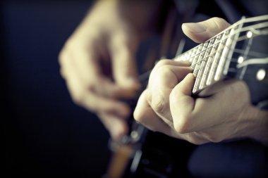 Gitar çalan adam