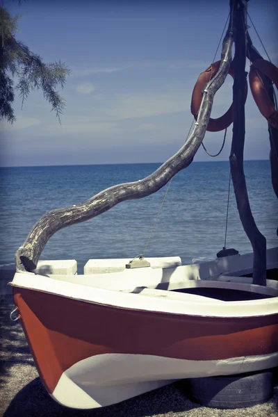 Винтажное фото одинокой лодки — стоковое фото
