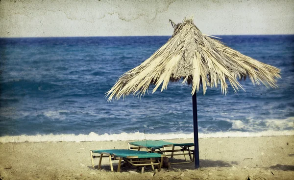 Parapluies et chaises longues sur la plage — Photo