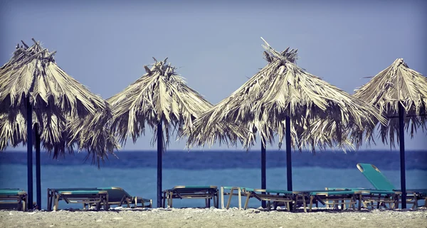 Sombrillas y tumbonas en la playa — Foto de Stock