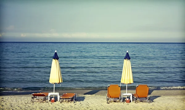 海滩上的日光浴床和雨伞 — 图库照片