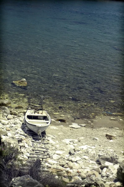 Самотній човен у лагуні — стокове фото