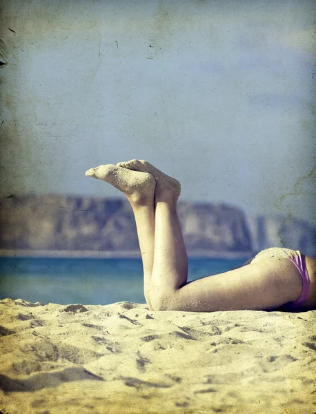 Vinobraní fotografie žen nohy na pláži — Stock fotografie