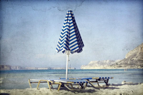 Playa con sombrillas y tumbonas — Foto de Stock