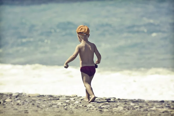 Bambino sulla spiaggia — Foto Stock