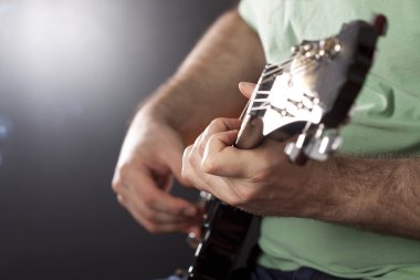 Gitarda çalan adam