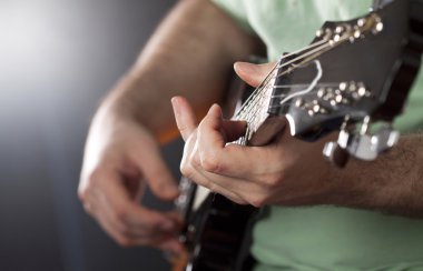 Gitarda çalan adam