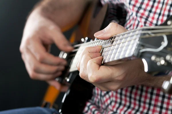 Hombre tocando en la guitarra — Foto de Stock