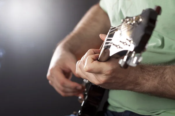 Homme jouant à la guitare — Photo