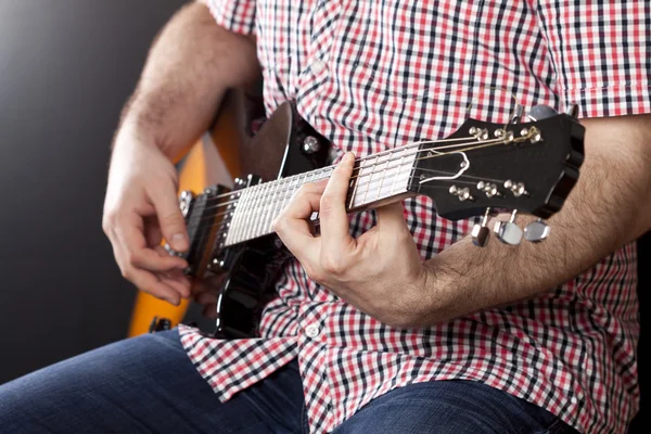 Man playing on guitar — Stock Photo, Image