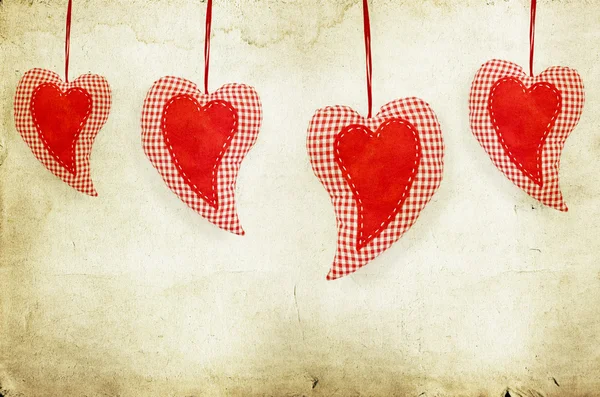 Červené srdce na vinobraní papír na pozadí — Stock fotografie