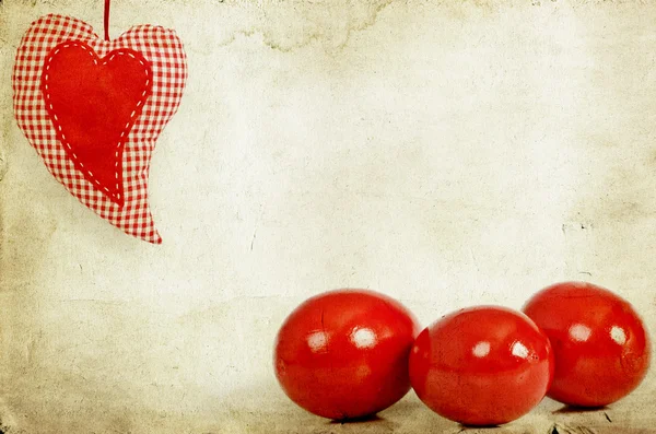 Červená rajčata a červené srdce na vinobraní papír na pozadí — Stock fotografie