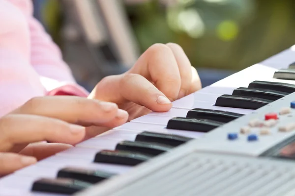 Primo piano della mano che suona il pianoforte — Foto Stock