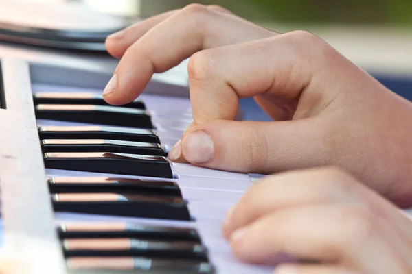 Close-up de mão tocando piano — Fotografia de Stock