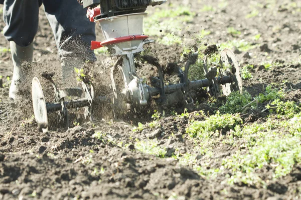 Agricultor trabajando con máquina de arado —  Fotos de Stock