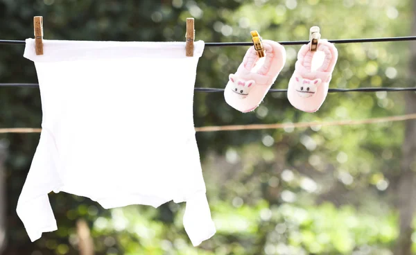 赤ちゃんの服は洗濯物に掛かっています。 — ストック写真