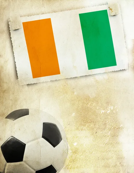 Foto der Flagge der Elfenbeinküste und des Fußballs — Stockfoto