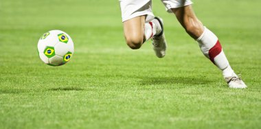 Futbol oyuncunun topa Brezilya bayrağı ile