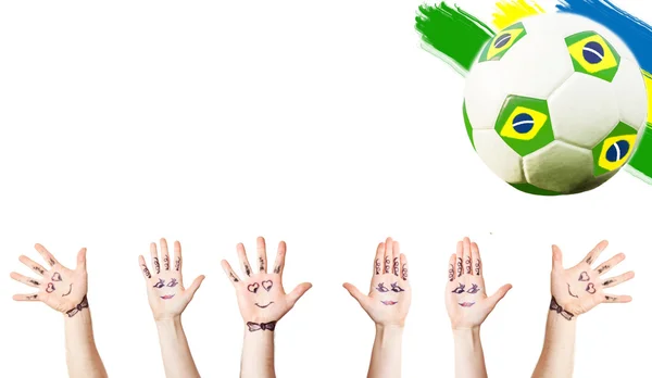 Juichende handen, voetbal en de vlag van Brazilië — Stockfoto