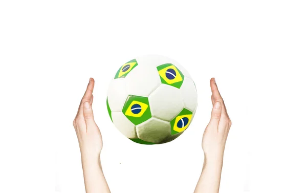 Manos sosteniendo pelota de fútbol — Foto de Stock