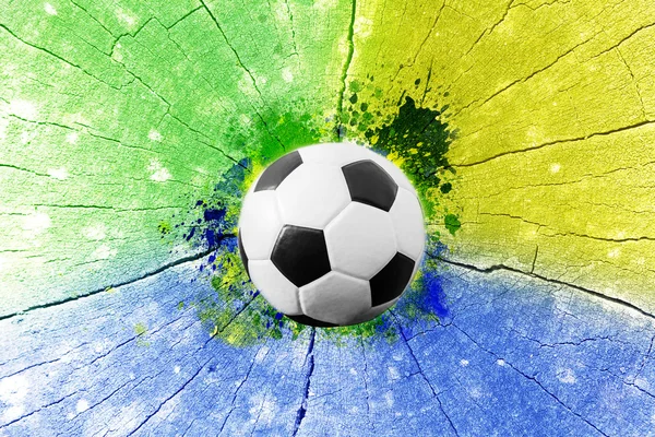 Футбольный мяч и флаг Бразилии — стоковое фото