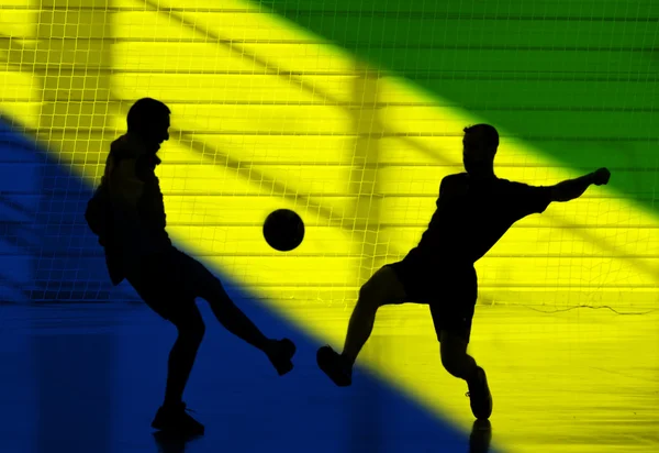 Silueta de hombres jugando al fútbol — Foto de Stock