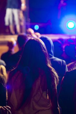 Kalabalığı eğlendirmekten sahne önünde