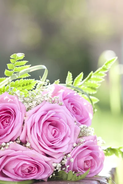 Foto di bouquet da sposa rosa — Foto Stock