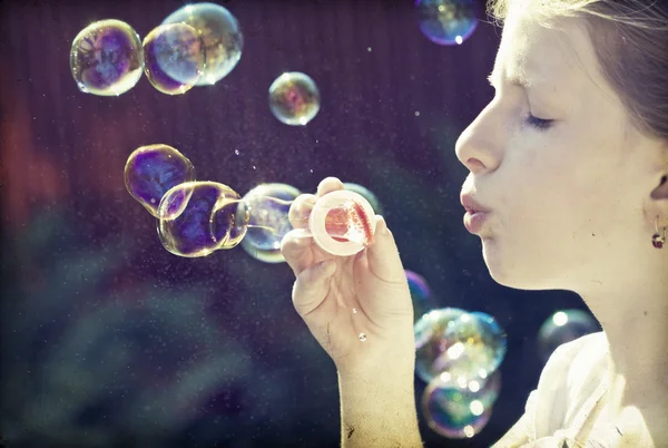 年轻女孩吹肥皂泡泡 — 图库照片