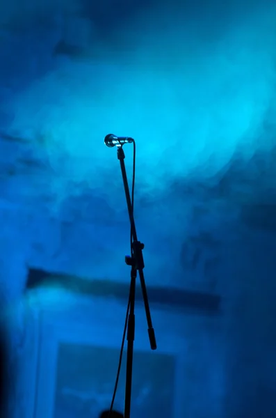 Micrófono en luces de escenario —  Fotos de Stock