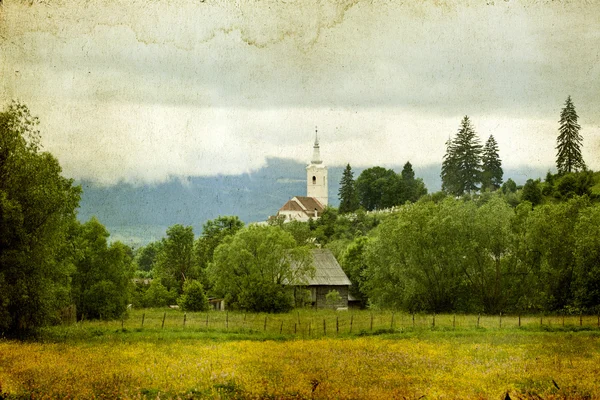 Altes Ferienhaus auf dem Sommerfeld lizenzfreie Stockfotos