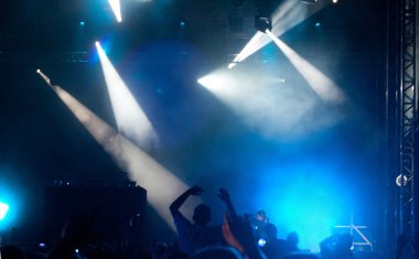 Sahne ışıkları önünde kalabalık