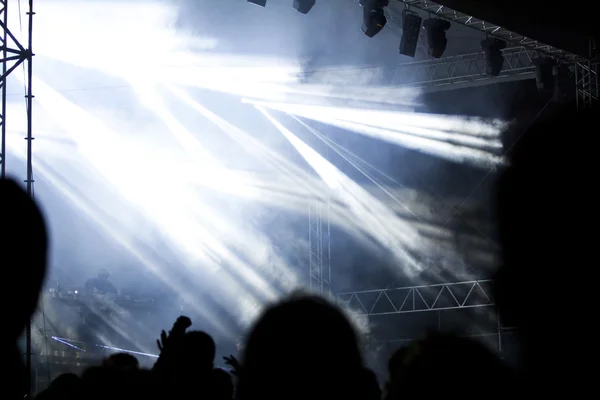 Multitud frente a las luces del escenario — Foto de Stock