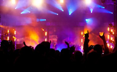 konserde kalabalık ve sahne ışıkları