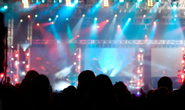 Multitud y luces de escenario en concierto — Foto de Stock