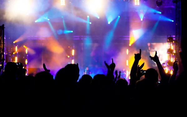 Crowd and stage lights at concert — Stock Photo, Image