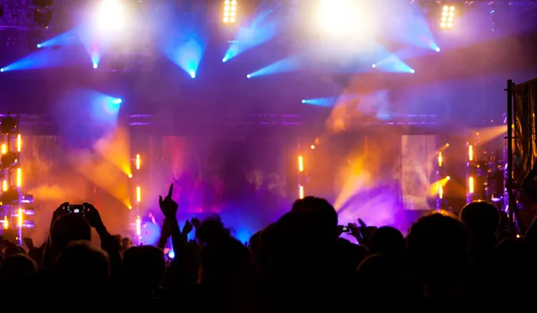 Crowd and stage lights at concert — Stock Photo, Image