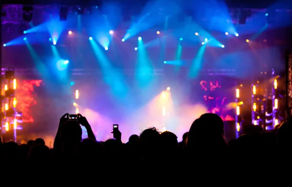 Multidão e luzes de palco no concerto — Fotografia de Stock