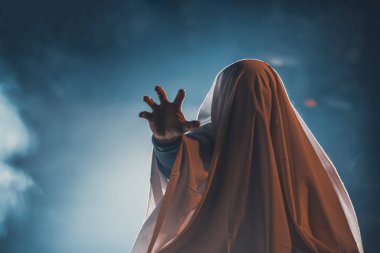 Karanlıktaki korkunç hayalet, ürkütücü cadılar bayramı gecesi